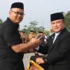 Bupati dan Pj Sekda berjabat tangan usali pelantikan.